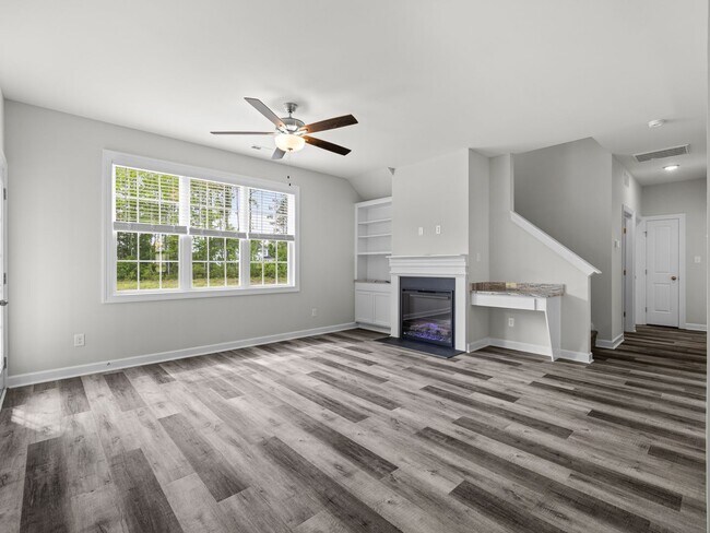 Building Photo - Towne Pointe Beauty!