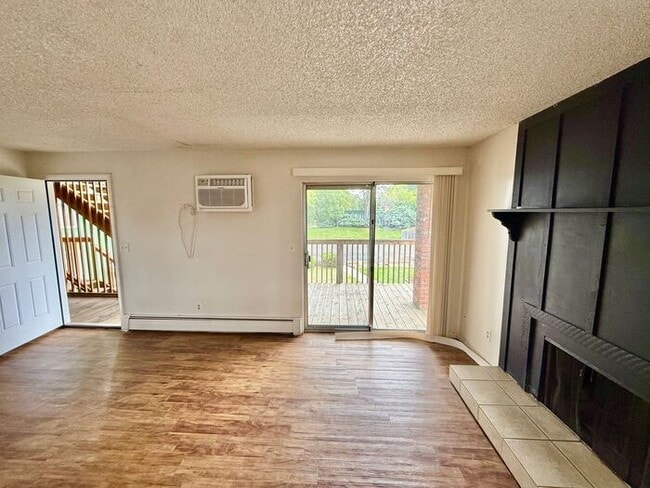 Building Photo - 5 Month lease special, $100/mo off! Priced at $1348 after discount. 2 Bed, 1 Bath Apartment. RENT...