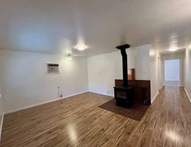 Building Photo - Beautifully Remodeled 3 bedroom 1 bath hom...