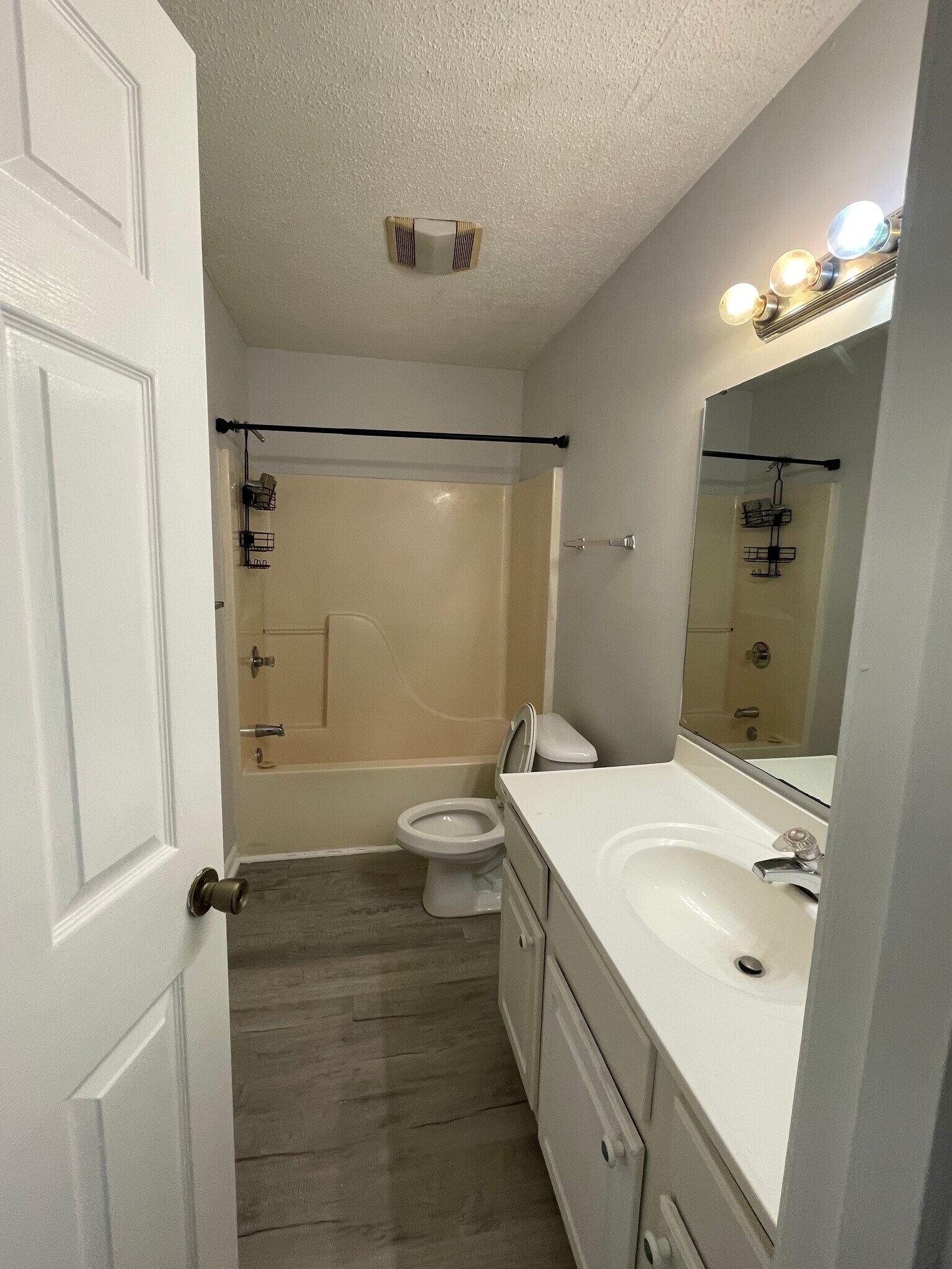 Master bath - 1811 Barberry Dr