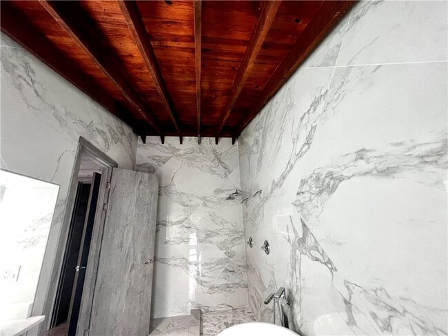 Building Photo - 720 NE 28th Ave