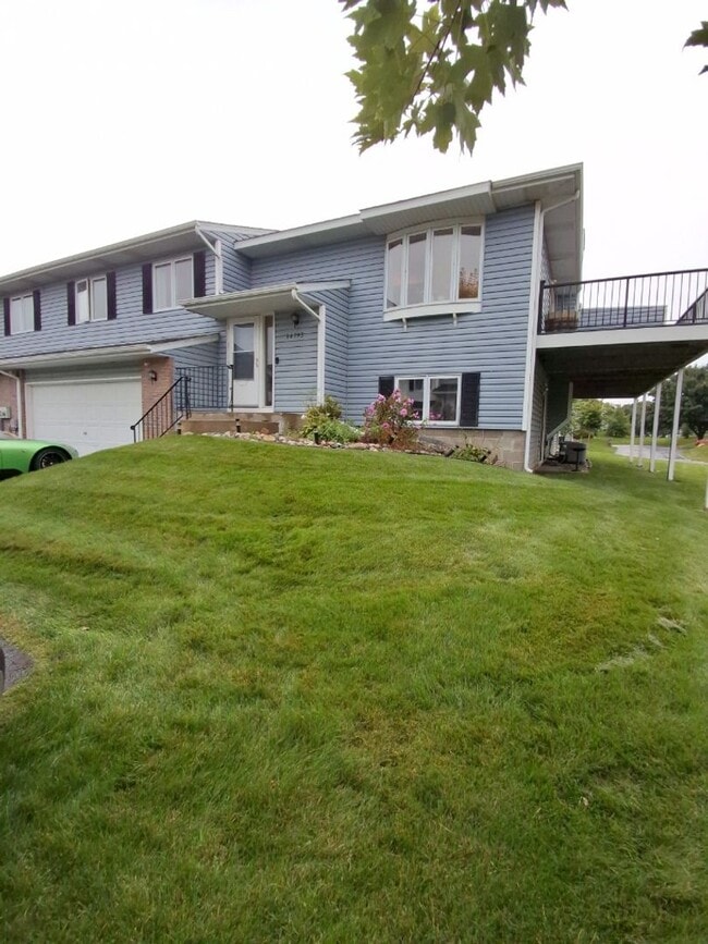 Building Photo - Dont Miss Out!  3 Bedroom Apple Valley Tow...