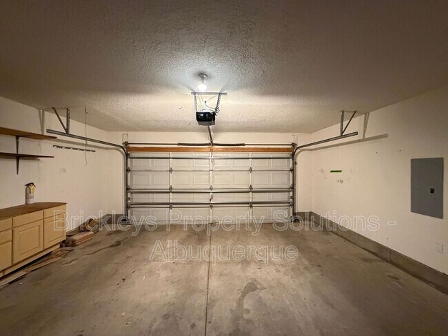Building Photo - 6517 Glen Oak NE