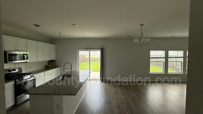 Building Photo - 104 Whisper Dr