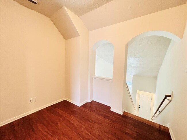 Building Photo - 1803 Stoneleigh Ct