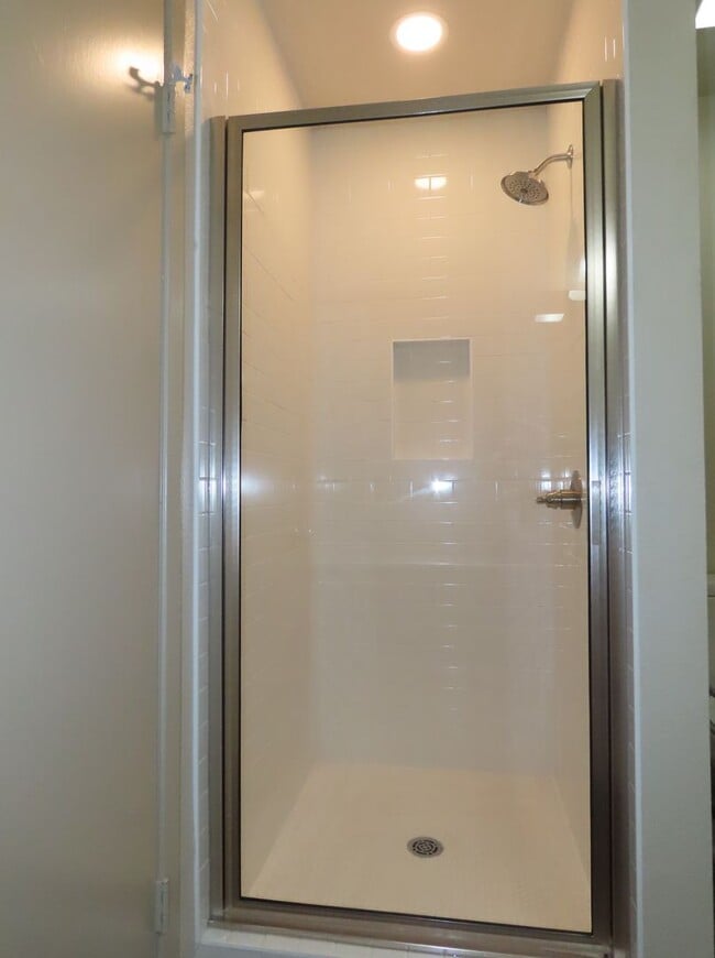 Building Photo - Updated 5 bedroom, 3 bathroom home in Tyle...