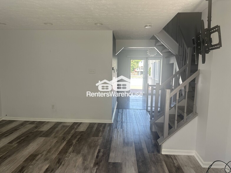 Building Photo - 6 Hobb Ct