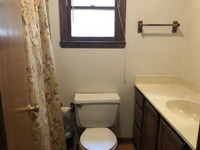Building Photo - **SCHOOL YEAR RENTAL-TWO STUDENT MAX** AVAILABLE MID-AUGUST TO MID-MAY