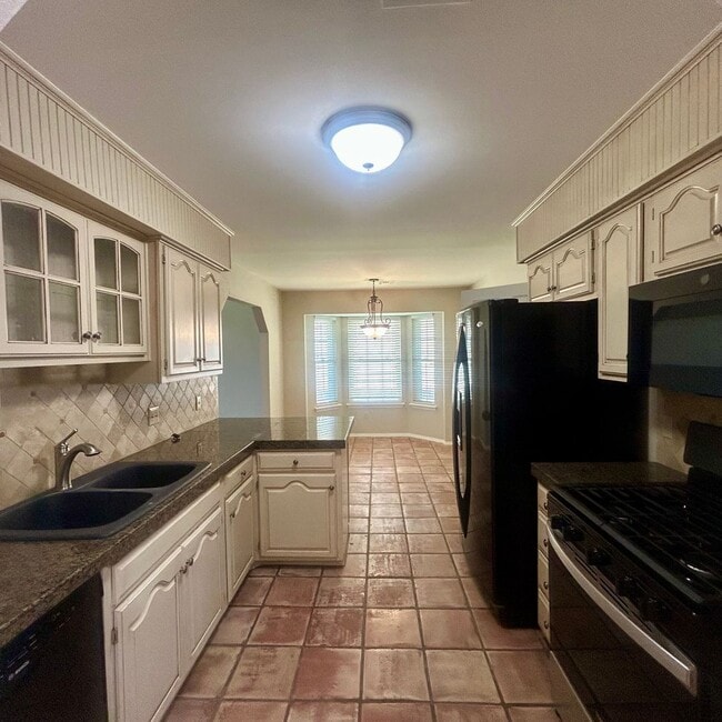 Building Photo - Enjoy Coming Home To This Beautiful and Well Maintained Home Close To Shopping, Restaurants & More!