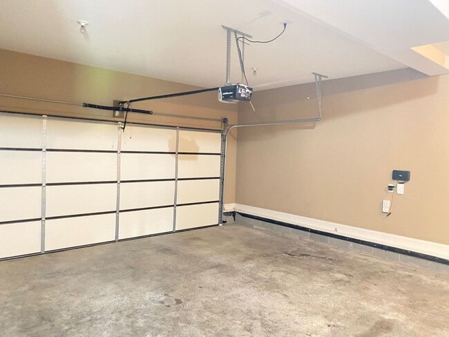 Building Photo - Beautiful Home! 4 Bed 2.5 Bath! Rossview S...