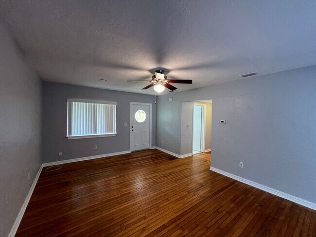 Building Photo - Beautiful 2 Bed/2 Bath Home in Ocala!! BOUNUS ROOM Included! Lawn care INCLUDED!