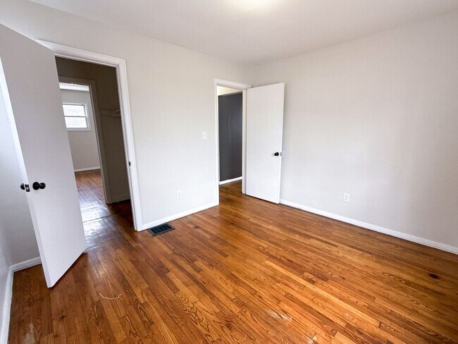 Building Photo - Move-In Ready 2BR Home w/Full Fenced In Yard + Bonus Room Basement!