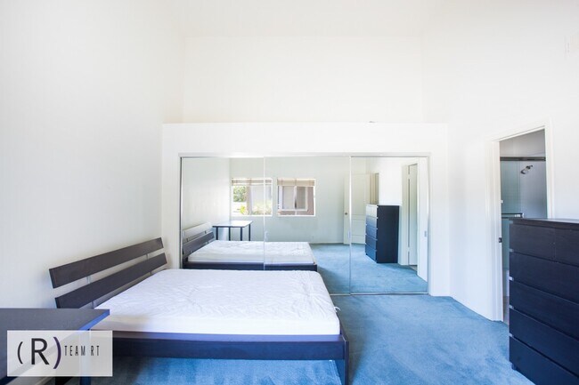 Building Photo - Fully Furnished 3be/3ba Home in Desirable ...