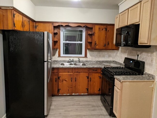 Building Photo - 246 Robert E Lee Dr