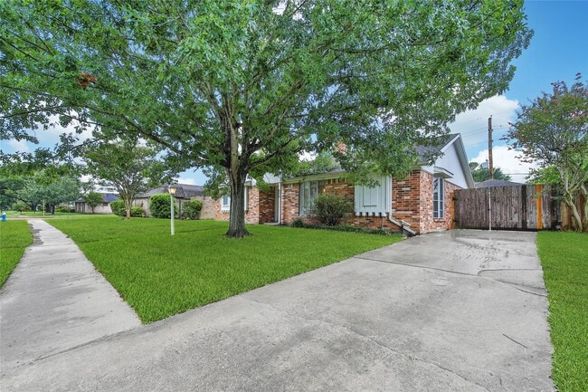 Building Photo - 626 Park Knoll Ln