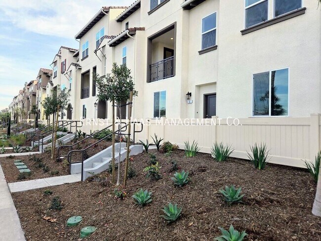 Building Photo - 2420 E Lincoln Ave