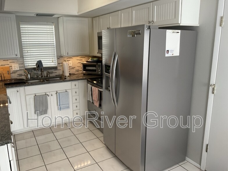 Building Photo - 5508 Salem Square Dr S