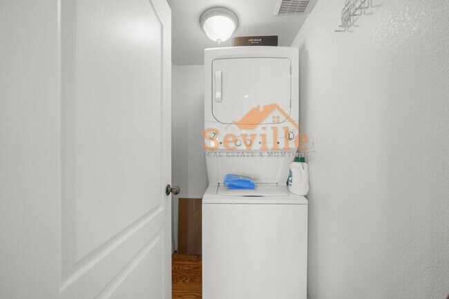 Building Photo - Renovated 2BD/2BA Condo Near Lake Merritt — Private Balcony & In-Unit Laundry