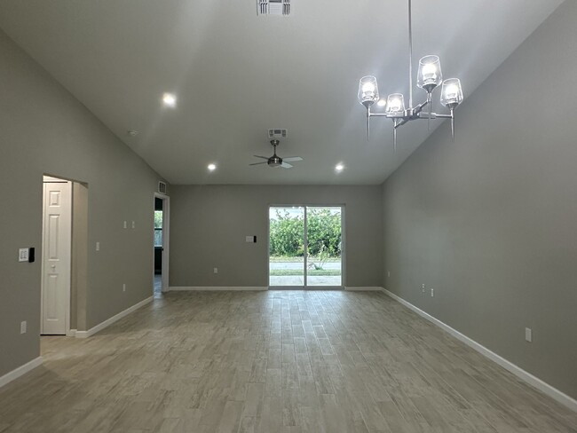 Building Photo - "Experience Cozy Elegance: Spacious 3-Bed,...