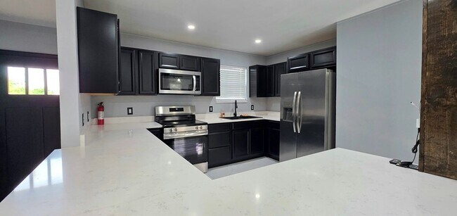 Building Photo - 600 Zeneta Ave