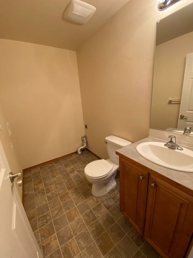 Building Photo - Centrally Located Townhouse w/ Single Car Garage!