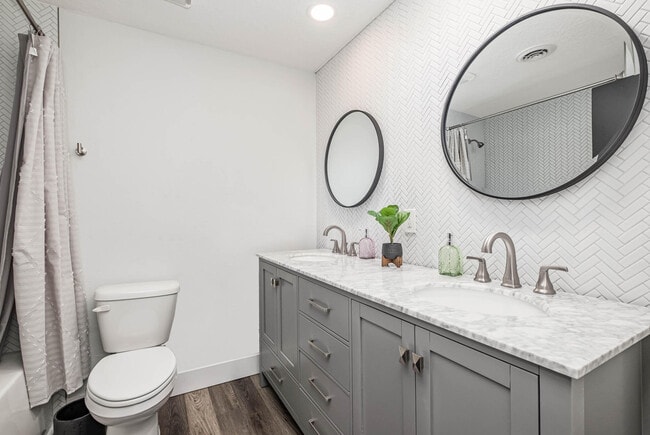 Building Photo - 320 Jamaica Dr