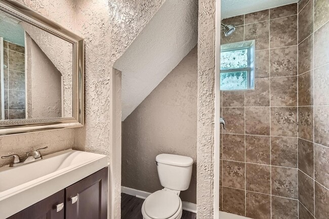 Building Photo - 911 Sims Ave