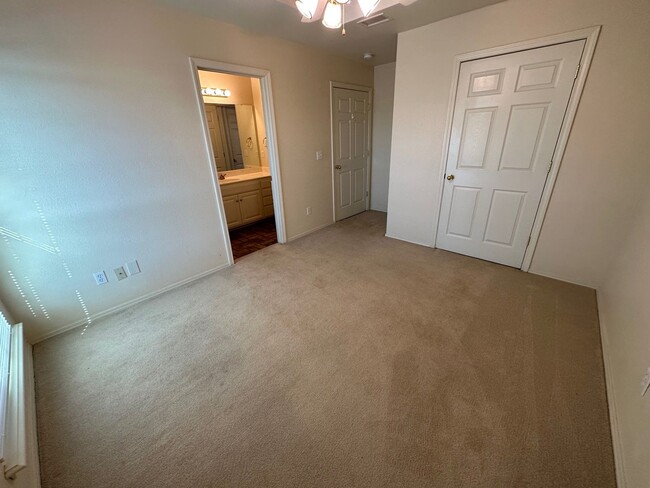 Building Photo - Spacious 2/2/2 townhome