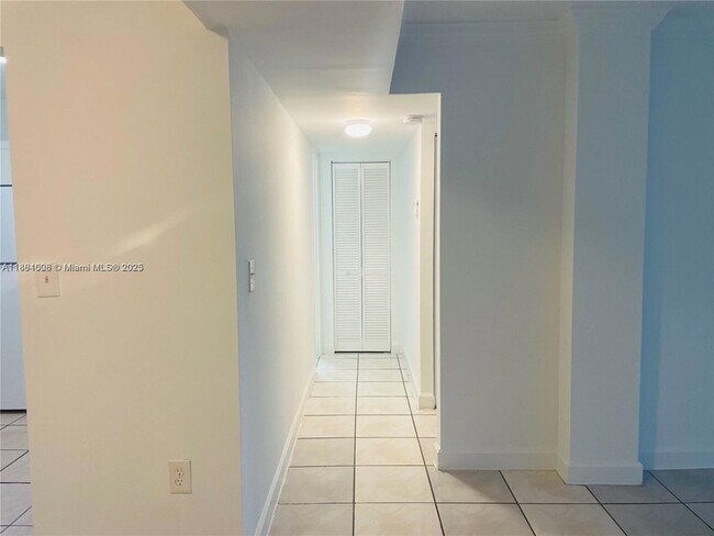 Building Photo - 9440 Fontainebleau Blvd