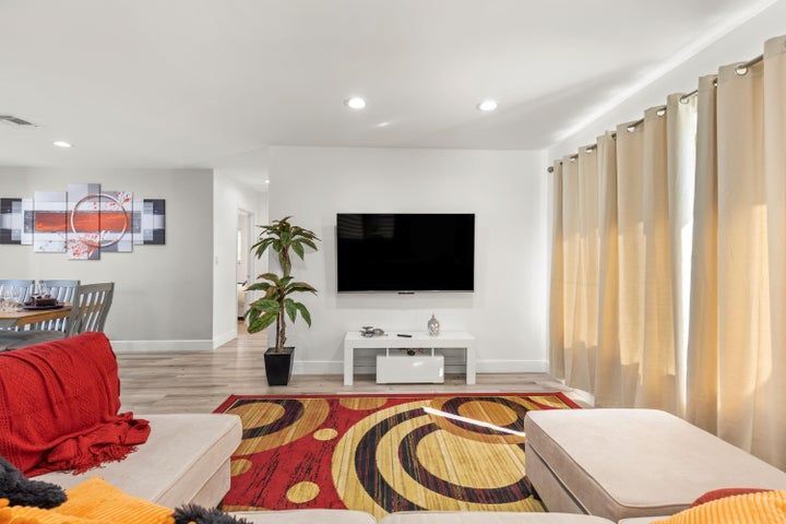 Building Photo - 921 SE 13th Ct