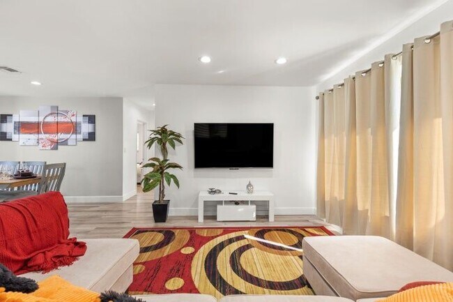 Building Photo - 921 SE 13th Ct