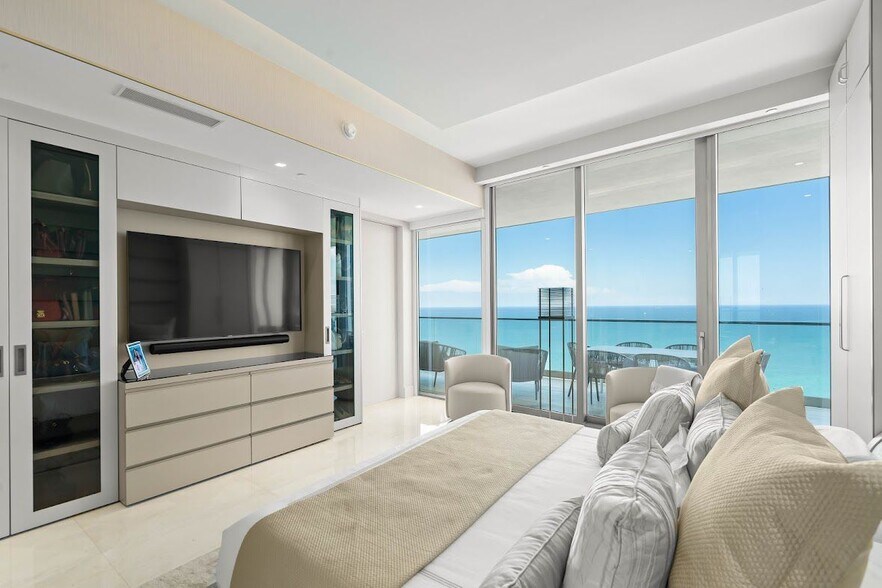 Building Photo - 18975 Collins Ave