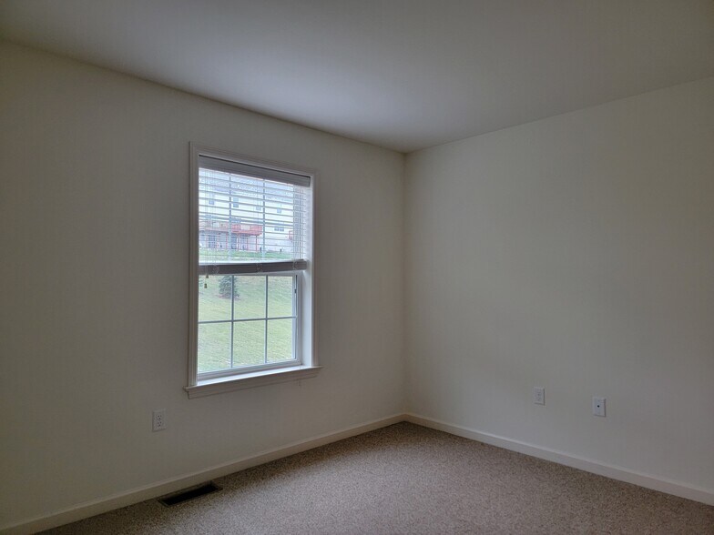 Building Photo - 647 Winding Ln