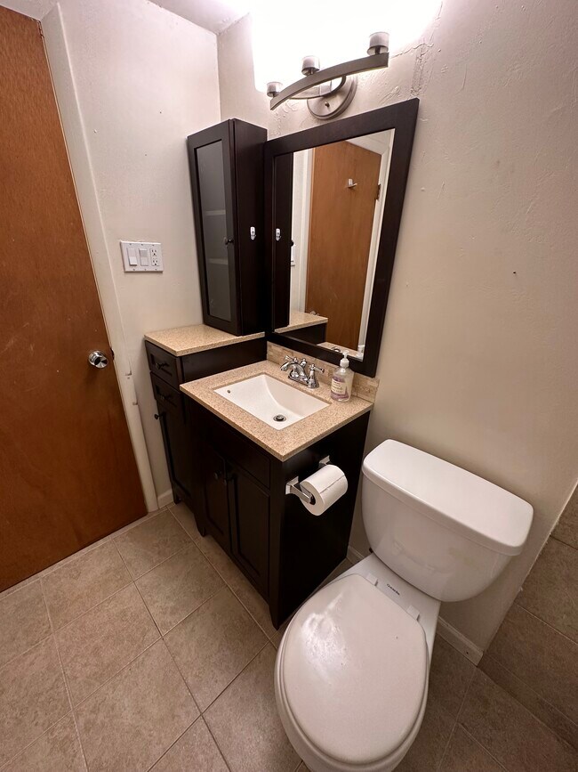 Updated bathroom - 815 Kingsley Dr