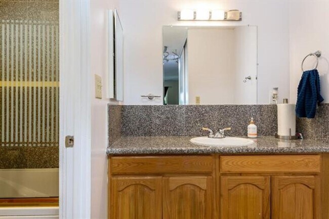 Building Photo - Well Located and Spacious 2 Bedroom 2 Bath Condo in Mountain View