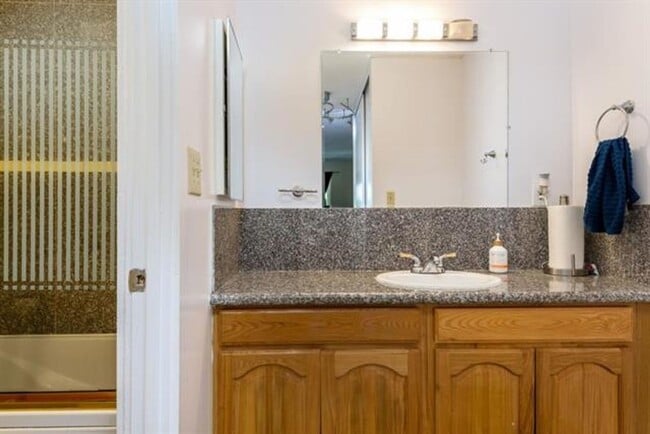 Building Photo - Well Located and Spacious 2 Bedroom 2 Bath...