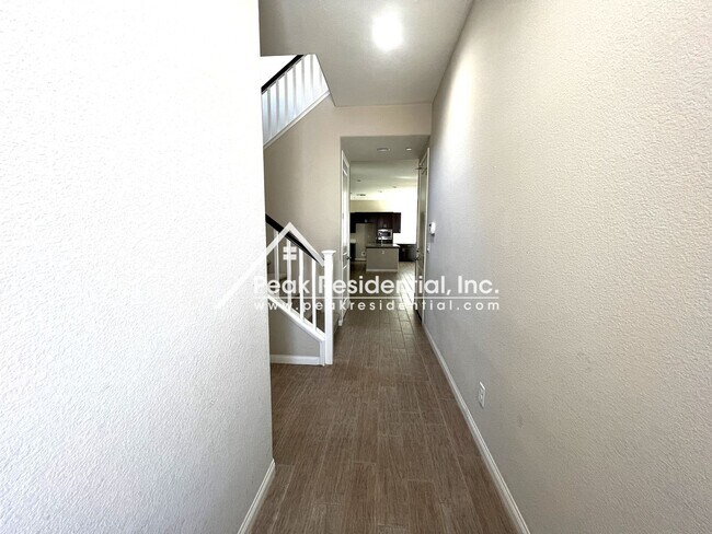 Building Photo - Updated 4bd/3ba Fair Oaks Home with Large ...