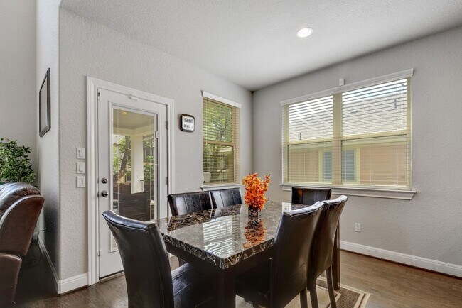 Building Photo - 5813 Viejo Dr
