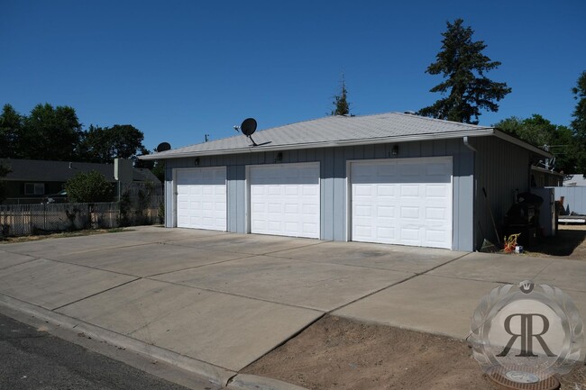 Building Photo - 2 bedroom, 1 bath, 1 Car Garage