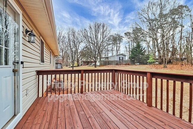 Building Photo - 225 Pineland Ave