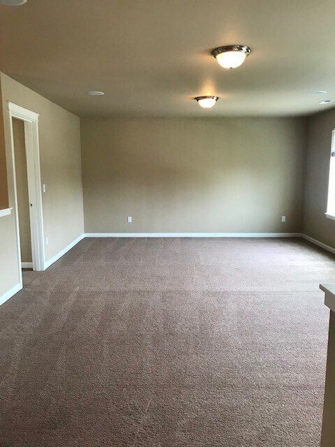 Building Photo - Beautiful Spacious 4BD/2.5BA Home