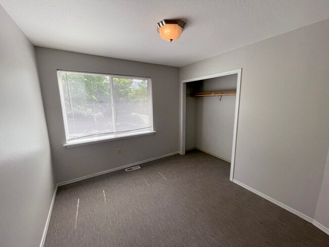 Building Photo - Great 6 bed, 6 bath Duplex Unit in North Portland with Laundry, Patio