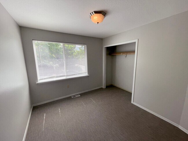 Building Photo - RENT SPECIAL: Great 6 bed, 6 bath Duplex Unit in North Portland with Laundry, Patio
