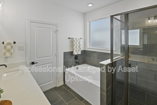 Building Photo - 702 Charity Dr