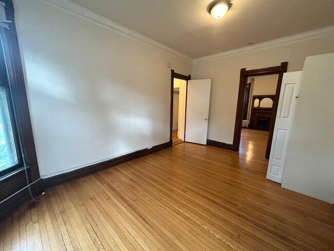 Building Photo - 319 N Pinckney St