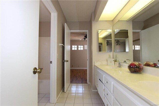 Building Photo - Gorgeous & Open Floor Plan House 4.Bed+3.Bath with Solar System AVAILABLE