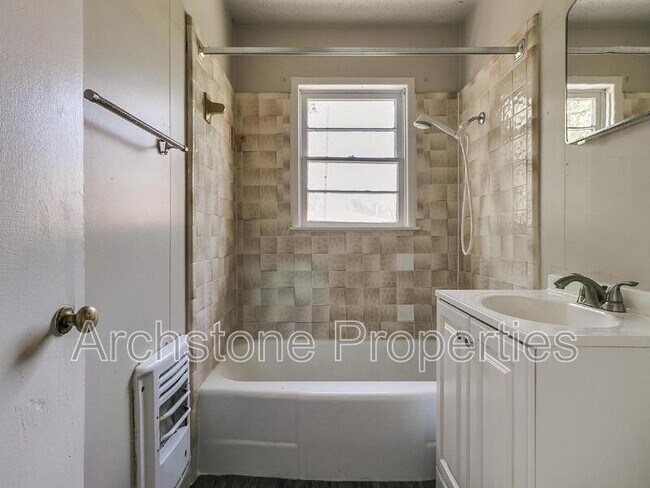 Building Photo - 2305 Mustang St