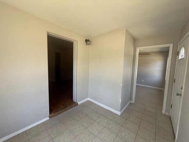 Building Photo - Two bedroom, One bathroom, Pet friendly ho...