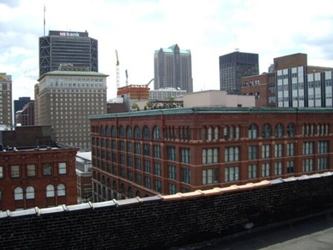 Building Photo - Gorgeous Loft
