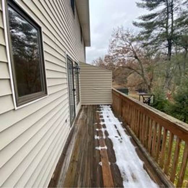 Building Photo - 131 Lake Dr